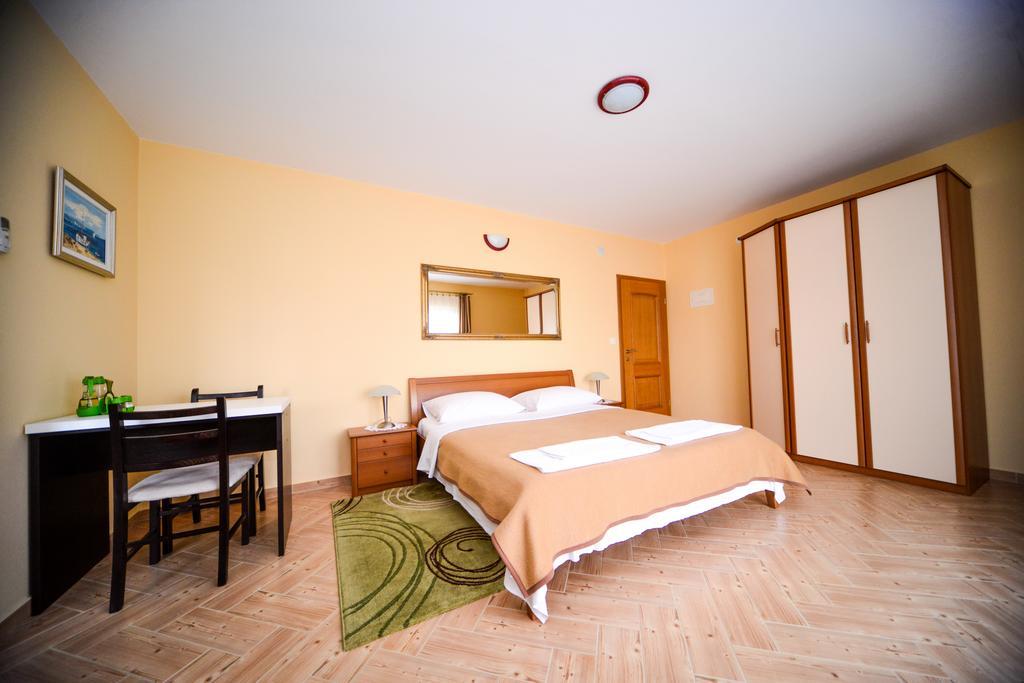Apartments Dalmacija Starigrad Paklenica Pokoj fotografie